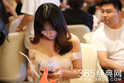 柳岩豪乳装遭胖男偷瞄 饮料太满弃吸管豪饮