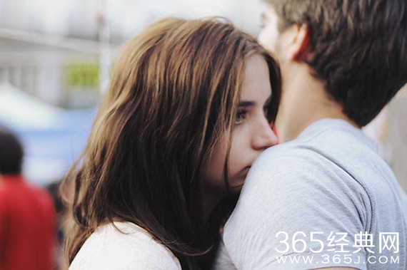 2016情侣网络流行语：可以拥抱的时候，就不要只是犹豫。
