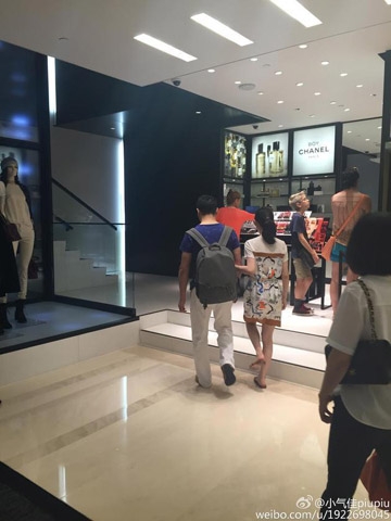 刘强东奶茶妹妹现身纽约 挽手逛街超甜蜜