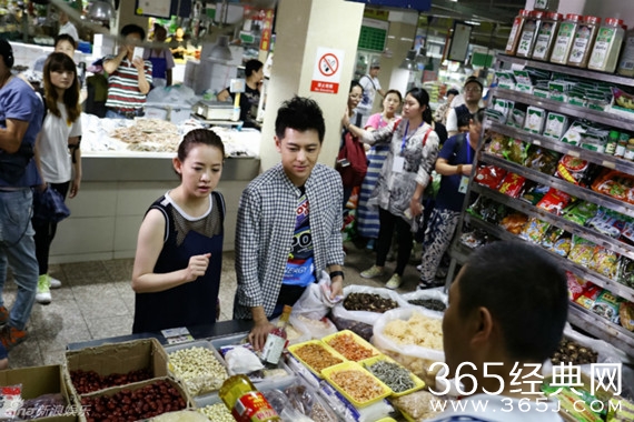 林志颖冒雨买菜下厨 自曝想当修车工人