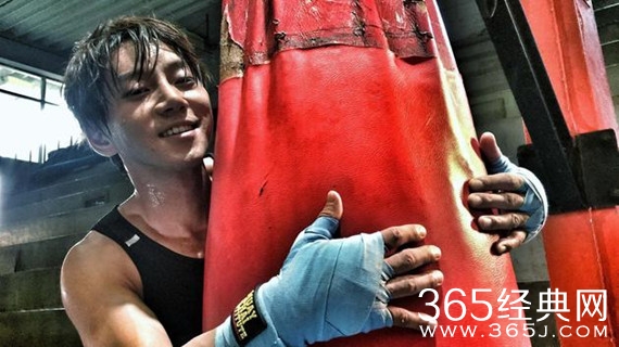 黄致列受伤坚持拍摄显敬业 新曲MV将上线