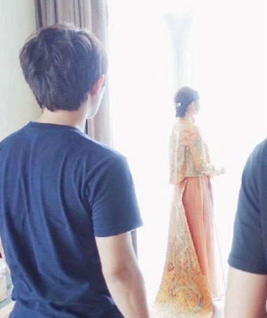 陈妍希陈晓礼服曝光 着中式华服牵手鼻子贴额头