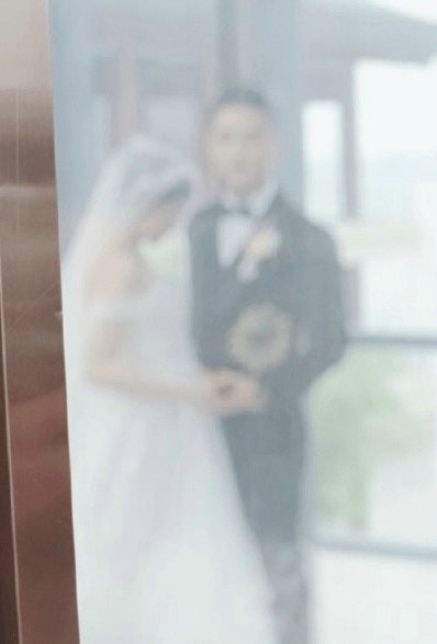 陈妍希陈晓礼服曝光 着中式华服牵手鼻子贴额头