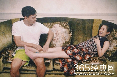 秦海璐深情注视老公变迷妹 曾为其背小三骂名