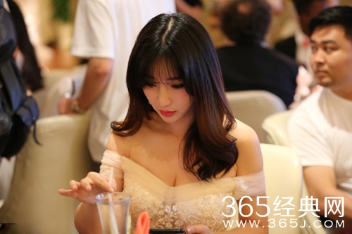 柳岩豪乳装遭胖男偷瞄 饮料太满弃吸管豪饮