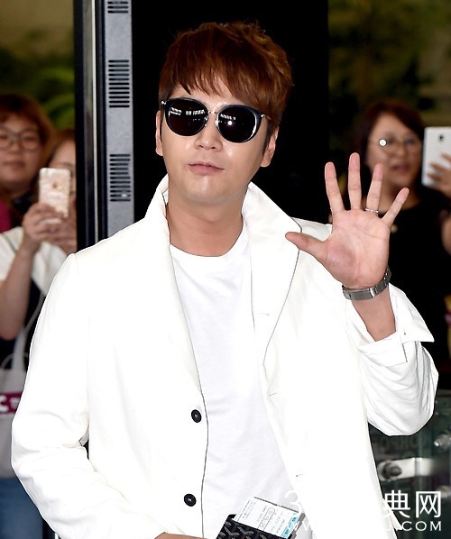 锥子脸变大饼脸 张根硕墨镜扮酷满面油光