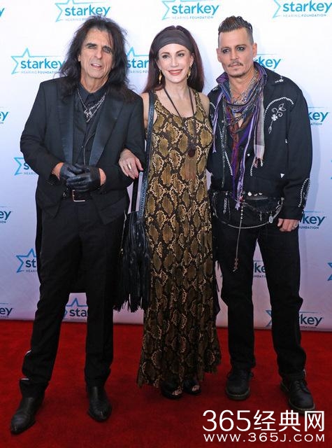 约翰尼·德普离婚后首踏红毯 变身摇滚明星