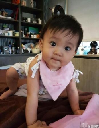 修杰楷分享女儿萌照 11个月大的咘咘脸变尖了