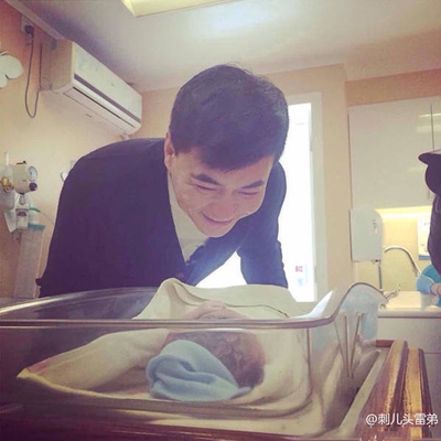 秦海璐深情注视老公变迷妹 曾为其背小三骂名