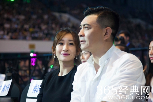 秦海璐深情注视老公变迷妹 曾为其背小三骂名