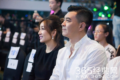 秦海璐深情注视老公变迷妹 曾为其背小三骂名