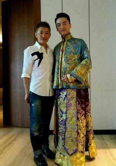 陈妍希陈晓礼服曝光 着中式华服牵手鼻子贴额头