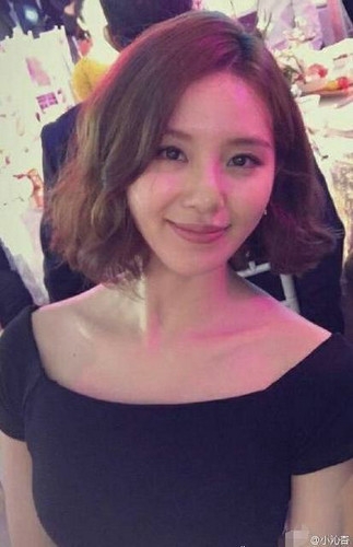 刘诗诗现身双陈婚礼 陈晓舅舅私心要签名