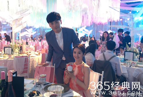 “恶吻CP”合体发糖 郑元畅林依晨送手指爱心