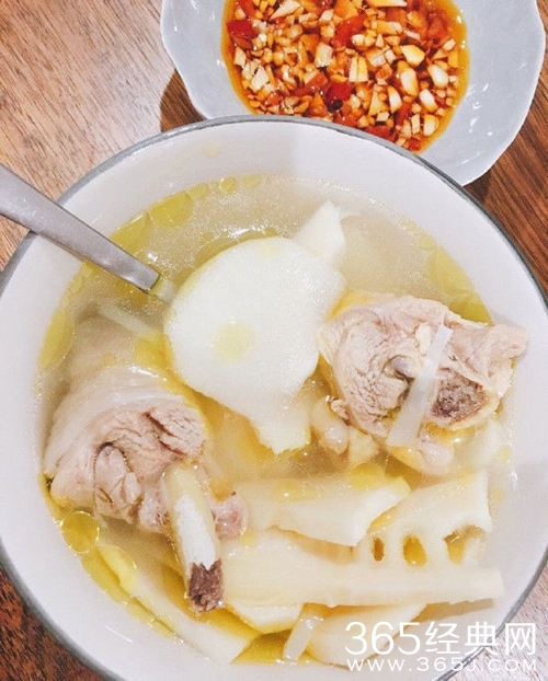 Hebe凌晨收工后喝爱心热汤：吃的不是宵夜