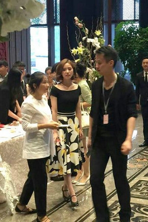 刘诗诗现身双陈婚礼 陈晓舅舅私心要签名