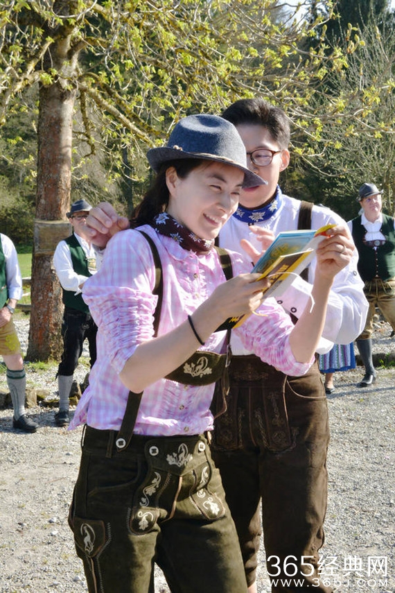 郭晶晶当众为老公整理衣领 霍启刚羞涩推让