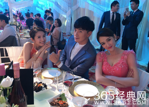 “恶吻CP”合体发糖 郑元畅林依晨送手指爱心