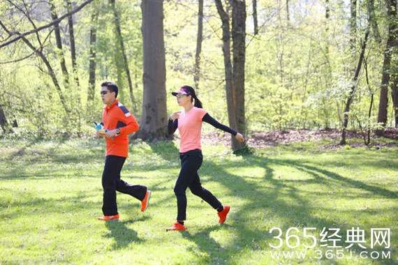 郭晶晶当众为老公整理衣领 霍启刚羞涩推让