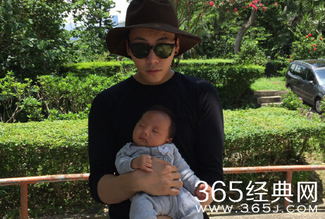 陈伟霆熊抱外甥 发文自称佛爷要出发去长沙