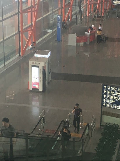 王千源机场现身遭偷拍 未带助理行程引猜测