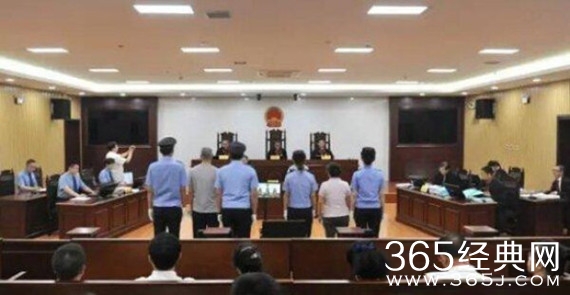 曲婉婷母亲受审不认罪 身患疾病法院准备救护车