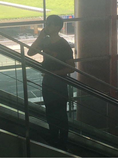 王千源机场现身遭偷拍 未带助理行程引猜测