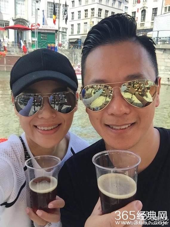 胡杏儿晒与老公旅游自拍照 夫妻相十足