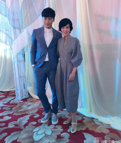 “恶吻CP”合体发糖 郑元畅林依晨送手指爱心