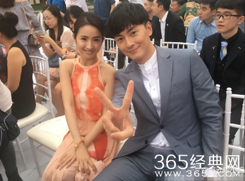 “恶吻CP”合体发糖 郑元畅林依晨送手指爱心