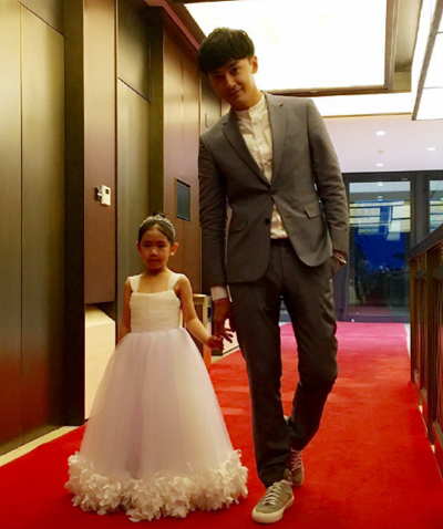 “恶吻CP”合体发糖 郑元畅林依晨送手指爱心