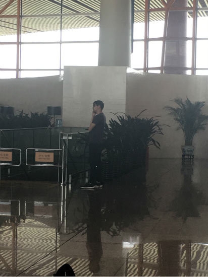 王千源机场现身遭偷拍 未带助理行程引猜测