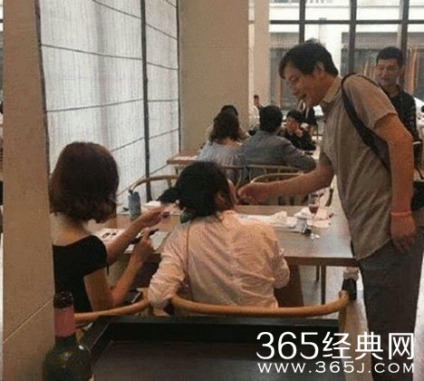 刘诗诗现身双陈婚礼 陈晓舅舅私心要签名