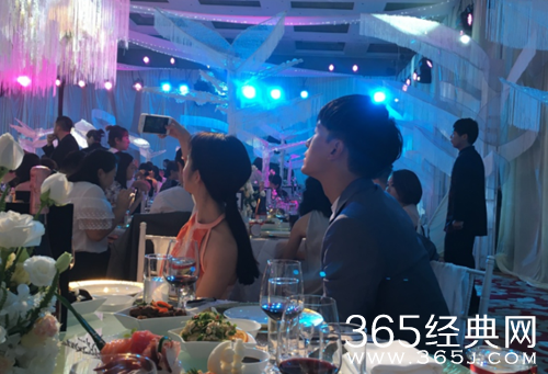 “恶吻CP”合体发糖 郑元畅林依晨送手指爱心