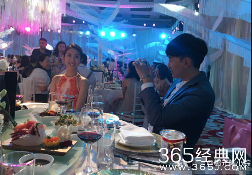 “恶吻CP”合体发糖 郑元畅林依晨送手指爱心