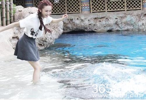 夏日清爽游海洋馆 陈冰“初吻”海豚显童心