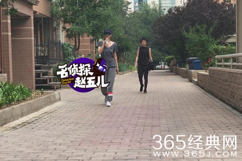 王菲与女儿窦靖童悠闲散步 充满元气少女感