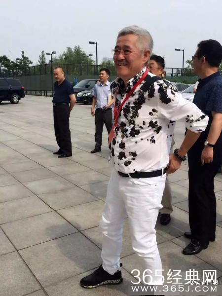 59岁赵本山近照曝光 满头白发穿着时尚