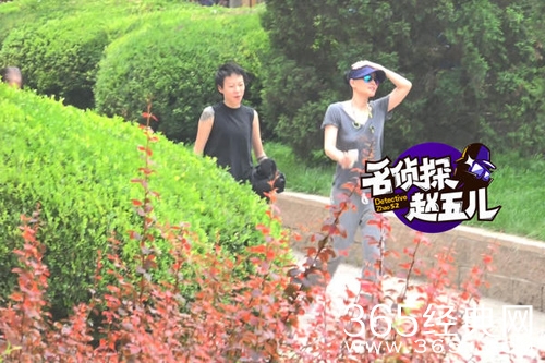 王菲与女儿窦靖童悠闲散步 充满元气少女感