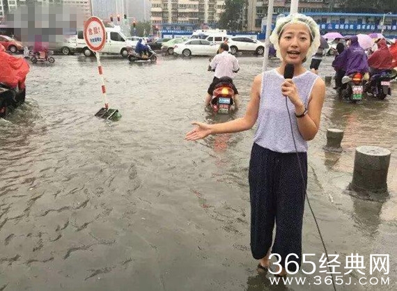 女主播戴浴帽直播暴雨 被赞这才是真正的新闻人