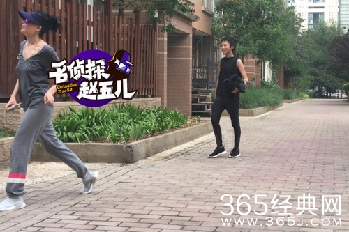 王菲与女儿窦靖童悠闲散步 充满元气少女感