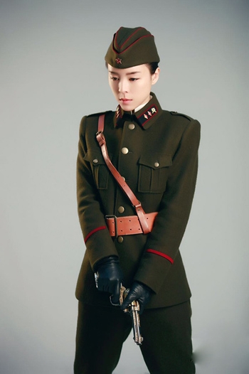 张静初军装造型曝光 气场全变身高冷特工