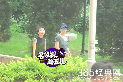 王菲与女儿窦靖童悠闲散步 充满元气少女感