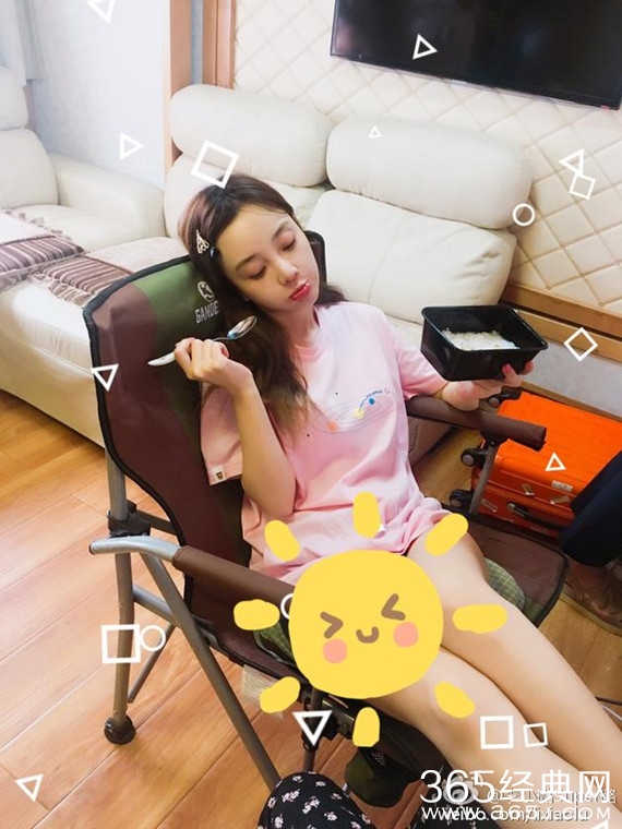李小璐晒吃盒饭卖萌照片 求网友讲笑话