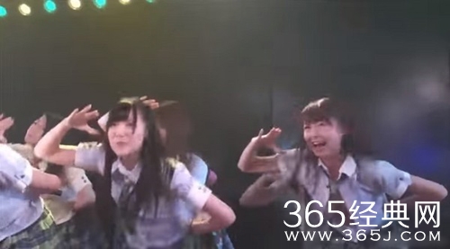 AKB48女星台上走光衬衫爆开 浑然不知继续唱跳