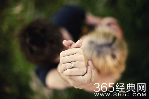 经典语句：思考时，要像一位智者；但讲话时，要像一位普通人