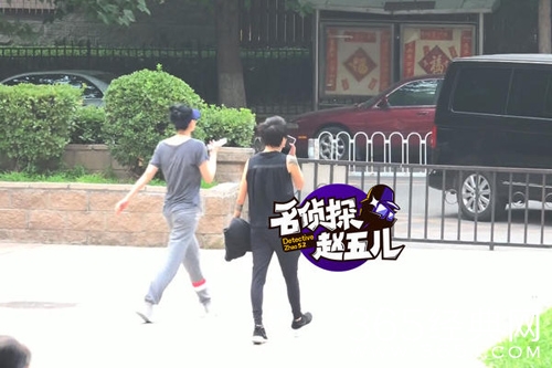 王菲与女儿窦靖童悠闲散步 充满元气少女感