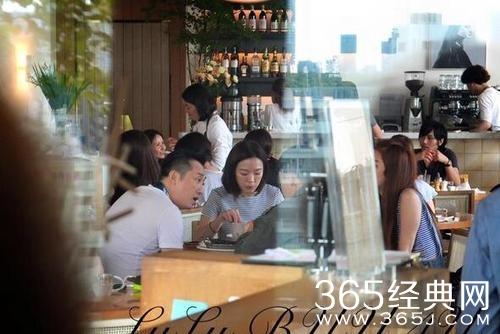 哈林与小14岁主播女友东京约会甜蜜用餐