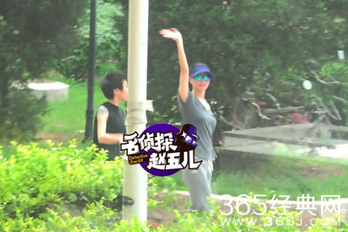 王菲与女儿窦靖童悠闲散步 充满元气少女感