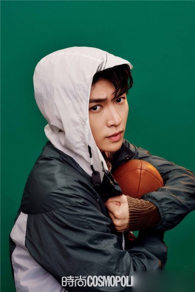 张艺兴登封面致敬奥运展青春力量